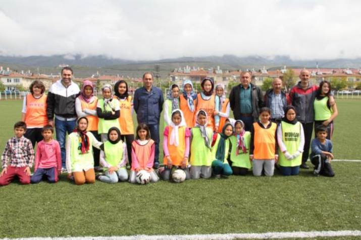 Afgan Çocuklar Futbol Öğreniyor